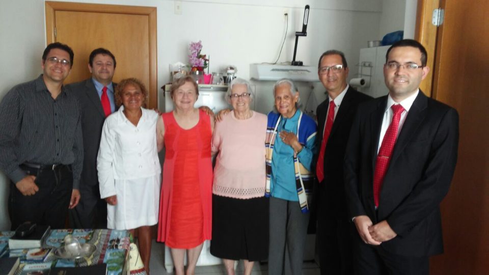 Anciãos realizam Santa Ceia na casa de irmãos idosos