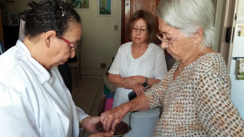 Anciãos realizam Santa Ceia na casa de irmãos idosos